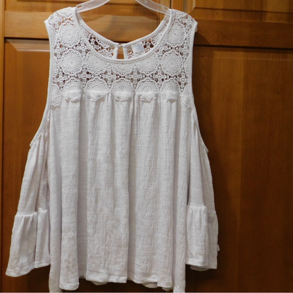 Beautiful cold shoulder boho top with bell sleeves. Gently worn 2x